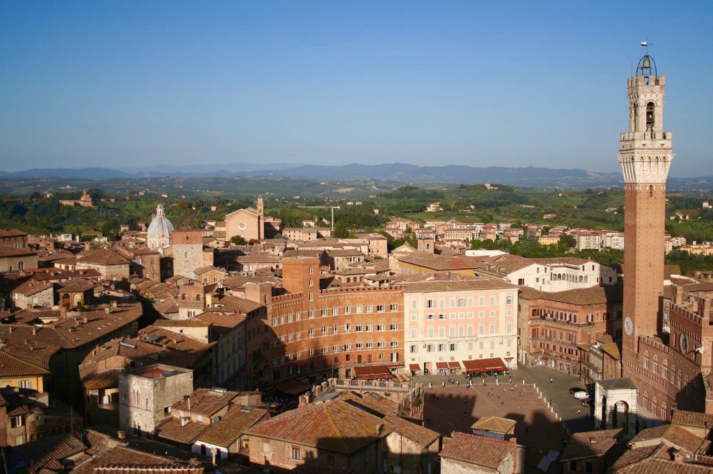 Siena - UNESCO World Heritage site and Italy’s best-preserved medieval city, filled with architectural treasures and early Renaissance art. Here are views of the Piazza del Campo and Palazzo Pubblico with bell tower. Photo from Wikipedia.