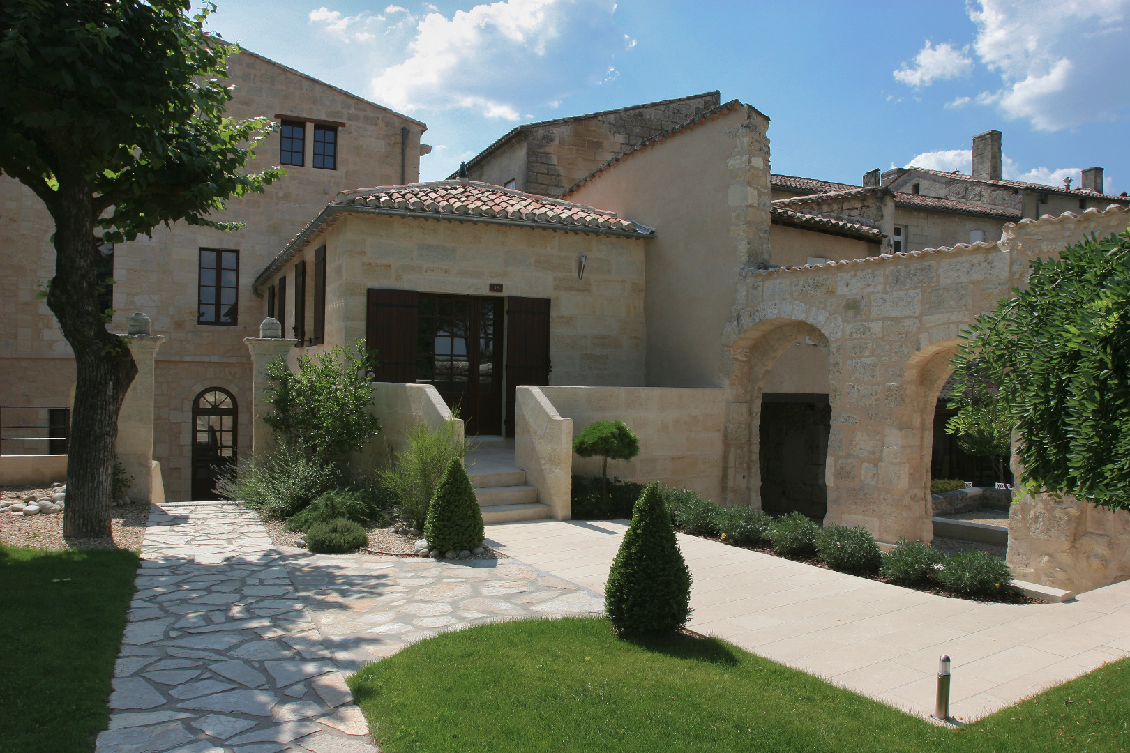 Logis de Remparts is recently remodeled, but has preserved its original architecture. 