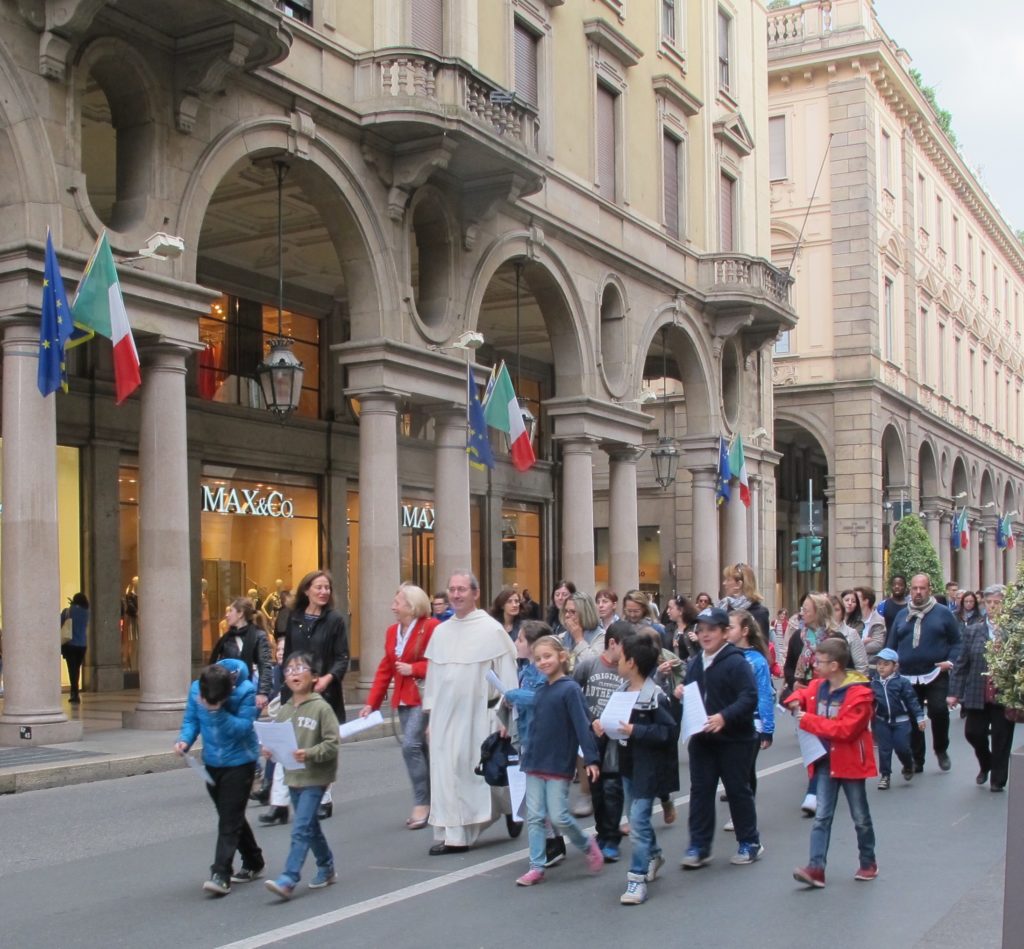 An old fashioned parade marches happily through the main shoppping area of Torino.